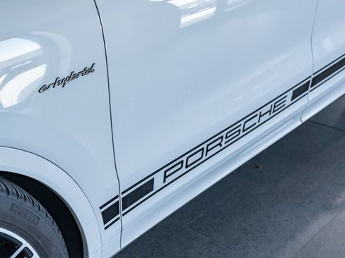 Certified 2025 Porsche Cayenne Turbo AWD/4WD image 36