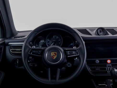 Certified 2026 Porsche Macan AWD/4WD image 30