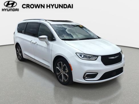 Used 2024 Chrysler Pacifica Pinnacle FWD image 3