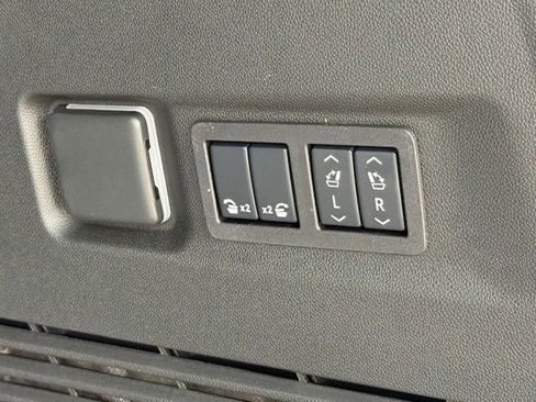 New 2025 Chevrolet Suburban Premier image 38