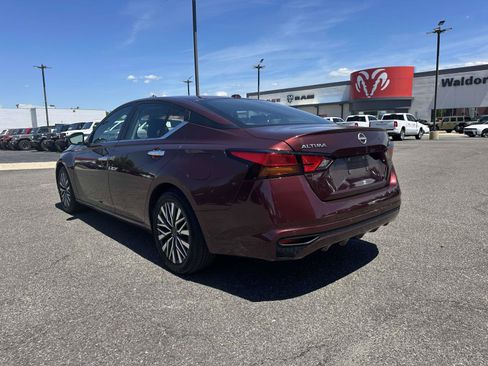 Used 2024 Nissan Altima 2.5 SV FWD image 3