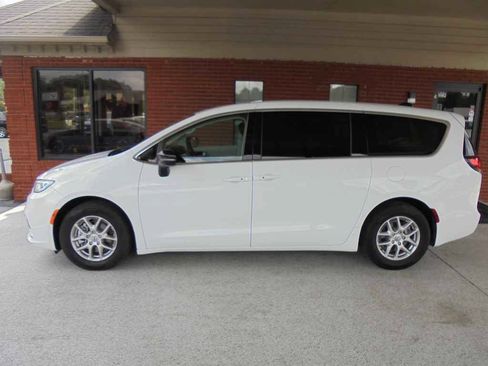 Used 2024 Chrysler Pacifica Touring-L FWD image 1