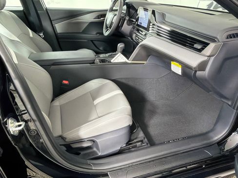 Used 2025 Toyota Camry SE FWD image 13
