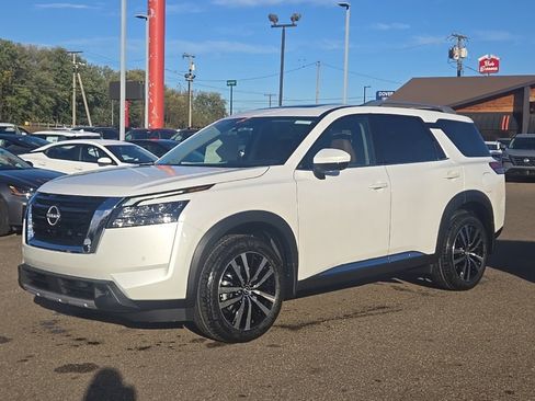 New 2025 Nissan Pathfinder Platinum image 3