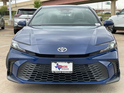 Used 2025 Toyota Camry SE image 3