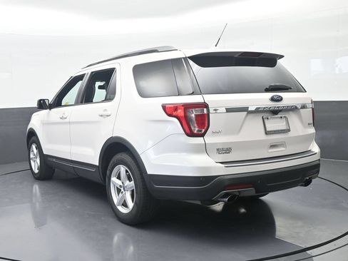 Used 2018 Ford Explorer XLT w/ Equipment Group 202A FWD image 4