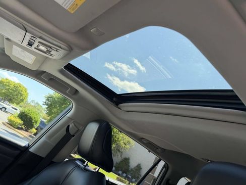 Used 2021 Toyota Highlander XLE AWD/4WD image 19