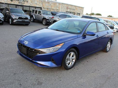 Used 2021 Hyundai Elantra SE FWD image 3
