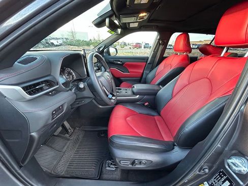 Used 2024 Toyota Highlander XSE image 13