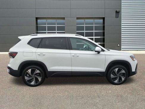New 2026 Volkswagen Taos SE image 8