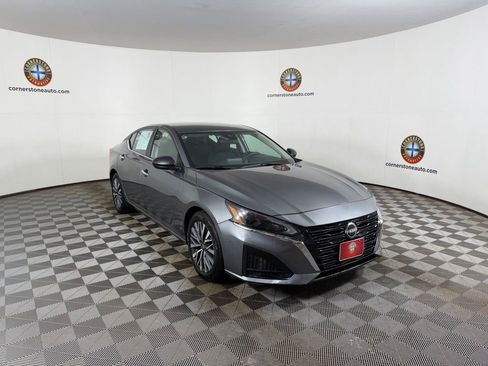 Used 2025 Nissan Altima 2.5 SV FWD image 17