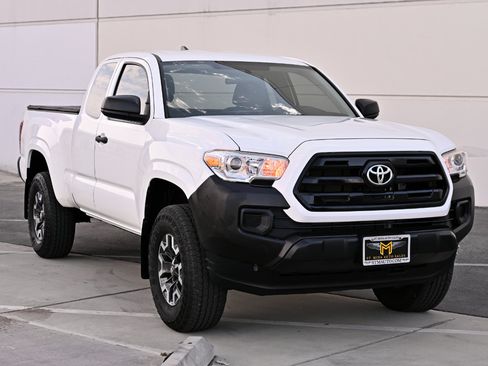 Used 2017 Toyota Tacoma SR AWD/4WD image 9