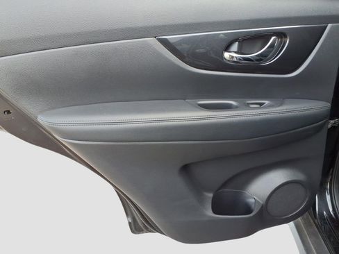 Used 2018 Nissan Rogue SV image 15