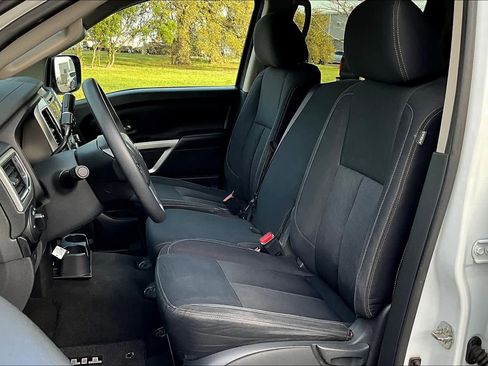 Used 2018 Nissan Titan SV image 7