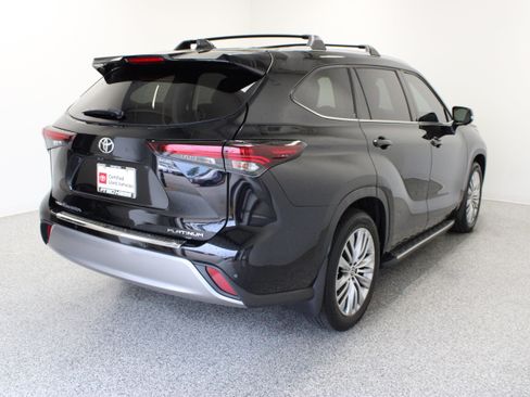Used 2024 Toyota Highlander Platinum FWD image 7