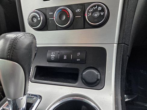 Used 2012 GMC Acadia SLE FWD image 16