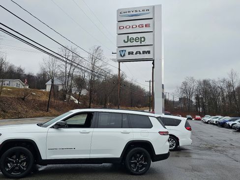 Used 2023 Jeep Grand Cherokee L Laredo image 34