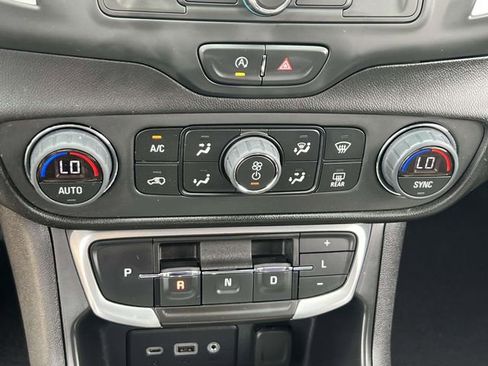 Used 2023 GMC Terrain SLE w/ Driver Convenience Package image 31