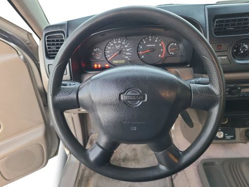 Used 2001 Nissan Frontier XE image 12