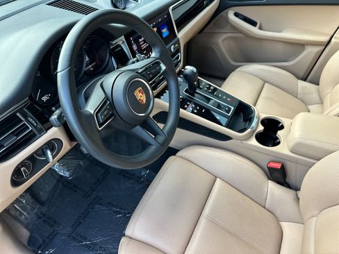 Certified 2025 Porsche Macan AWD/4WD image 4