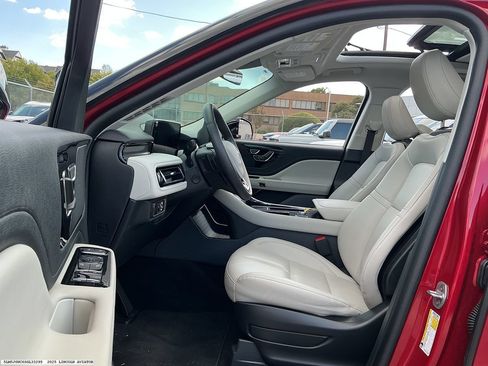 Used 2025 Lincoln Aviator 2WD image 8
