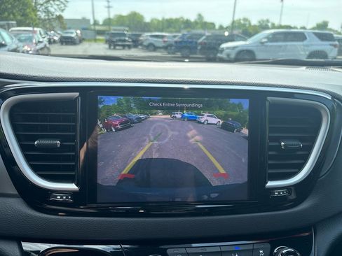 Used 2025 Chrysler Pacifica Select FWD image 17