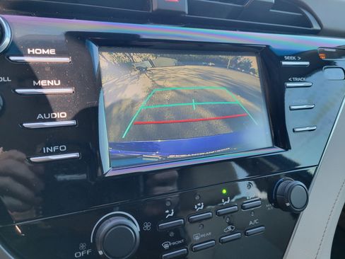 Used 2018 Toyota Camry LE image 22