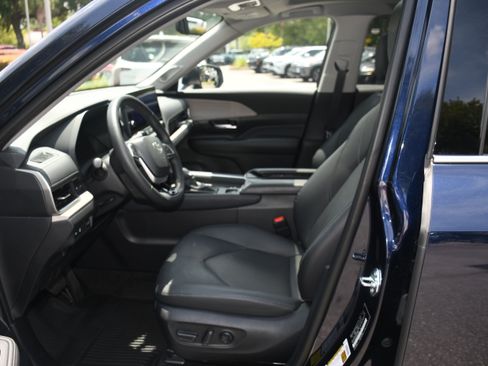 Certified 2025 Toyota Grand Highlander FWD image 8
