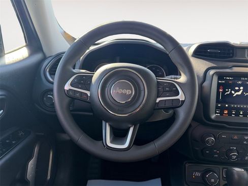 Used 2023 Jeep Renegade Latitude image 12