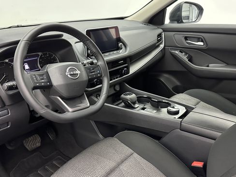 Used 2025 Nissan Rogue SV image 8