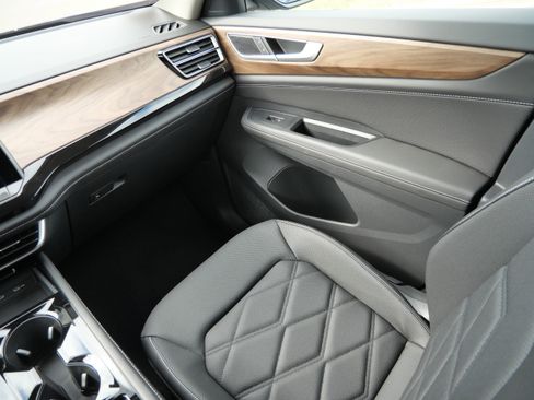 Used 2025 Volkswagen Atlas SE image 11