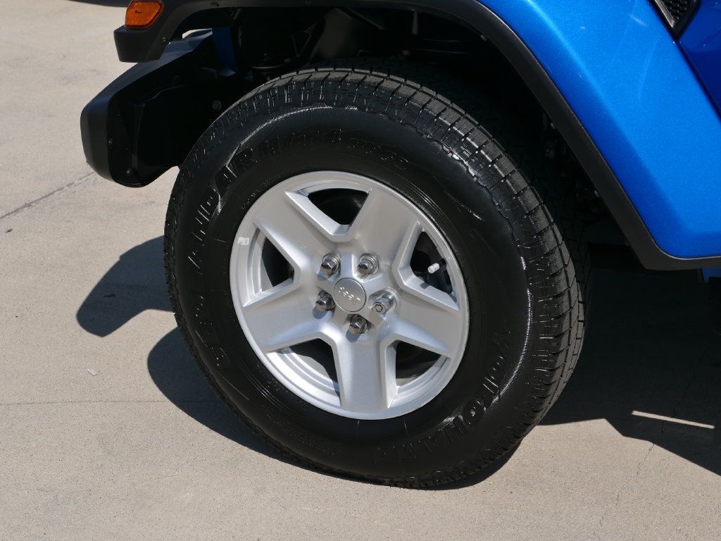 Certified 2023 Jeep Gladiator Sport AWD/4WD image 11