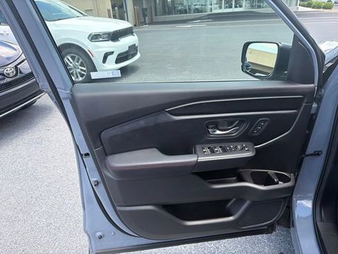 Used 2025 Honda Pilot Black Edition image 12