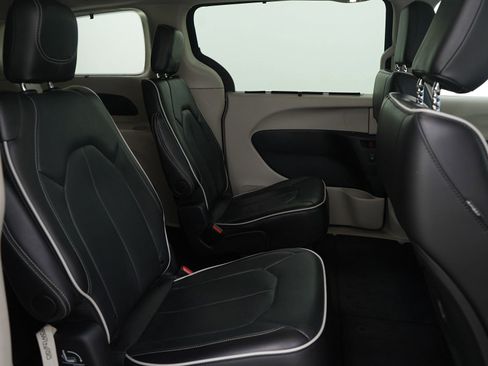 Used 2024 Chrysler Pacifica Limited image 12