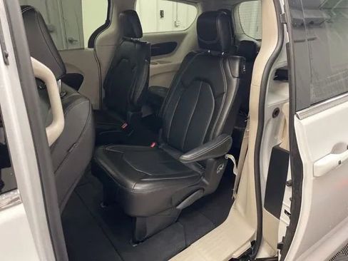 Used 2024 Chrysler Pacifica Touring-L image 11