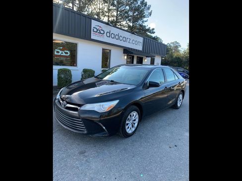 Used 2015 Toyota Camry LE image 1
