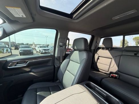 Used 2025 Chevrolet Silverado 1500 LT Trail Boss w/ Convenience Package II AWD/4WD image 32