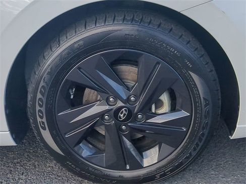 Used 2023 Hyundai Elantra SEL w/ Preferred Accessory Package image 10