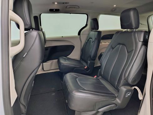 Used 2023 Chrysler Pacifica Touring-L image 11