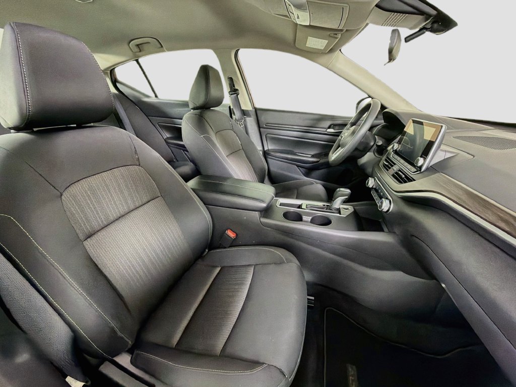 Used 2025 Nissan Altima 2.5 SV FWD image 30