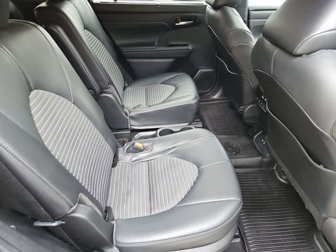 Used 2021 Toyota Highlander XSE FWD image 22