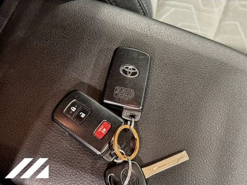 Used 2022 Toyota Tacoma TRD Off-Road w/ Technology Package AWD/4WD image 30