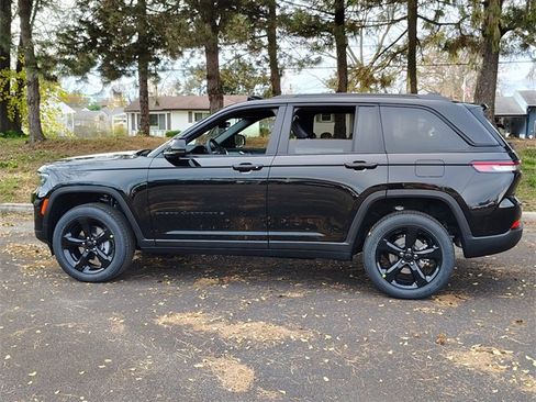 New 2025 Jeep Grand Cherokee Altitude image 10