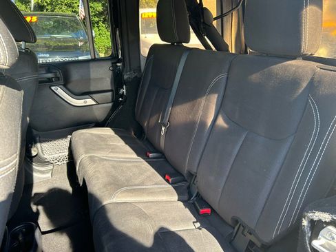 Used 2015 Jeep Wrangler Unlimited Rubicon w/ Connectivity Group image 15