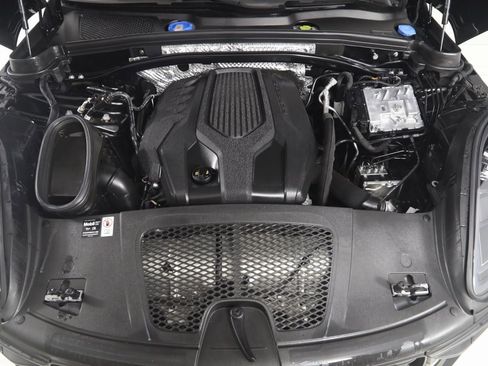 Used 2025 Porsche Macan image 60