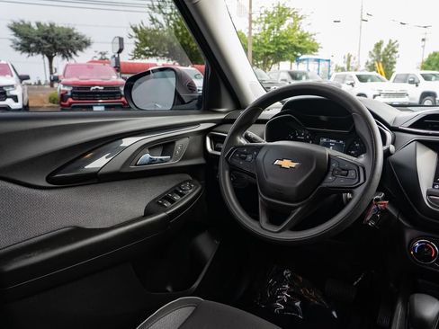 Used 2021 Chevrolet TrailBlazer LS w/ LPO, Blackout Package FWD image 11