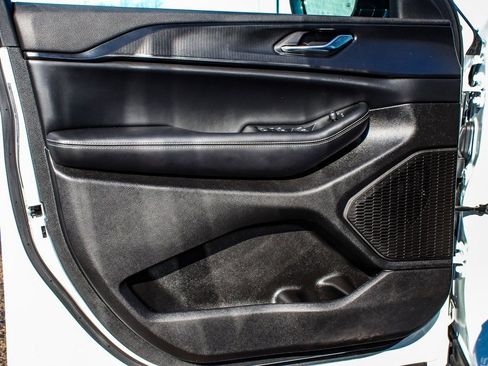 Used 2024 Jeep Grand Cherokee Altitude image 8