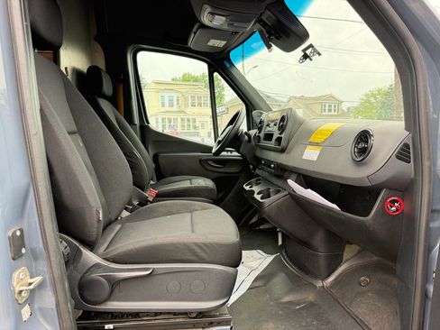 Used 2021 Mercedes-Benz Sprinter 2500 image 21