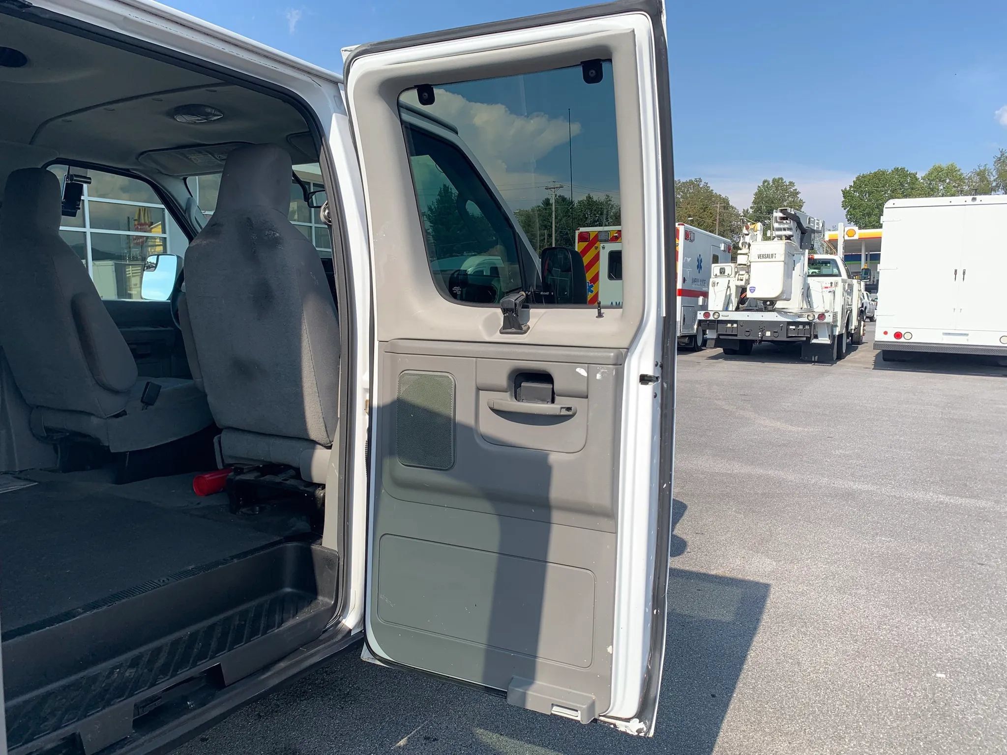 Used 2011 Ford E-350 and Econoline 350 XL w/ Interior Upgrade Pkg RWD image 25