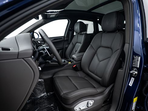 Certified 2025 Porsche Macan image 5